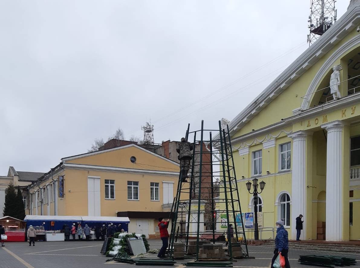 В Дедовске устанавливают новогоднюю ёлку | 19.11.2021 | Истра - БезФормата